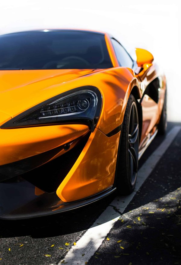 Quels sont les avantages des systèmes de freinage adaptatifs pour les véhicules utilisés en compétition?